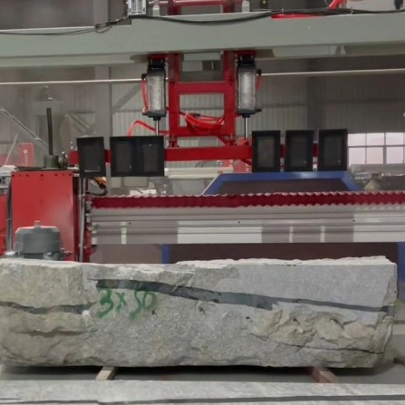 Máquina de corte e descarga de blocos de pedra